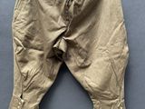un vieux pantalon suspendu à une corde à linge fixée au mur