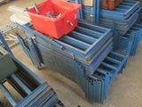 une pile de caisses bleues sur lesquelles sont posés des bacs rouges