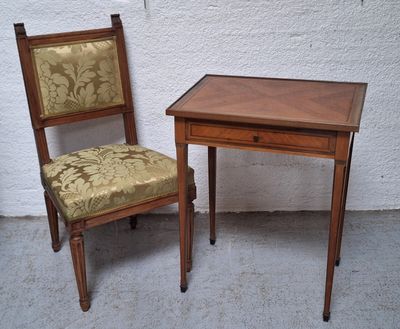 deux chaises et une petite table posées sur le sol en béton