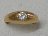 l'image d'une bague en or ornée d'un diamant