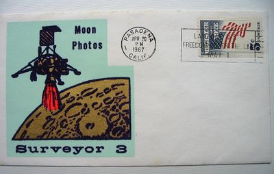 une image représentant une carte postale sur laquelle figure une station spatiale