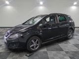 la photo d'une voiture noire garée dans un garage