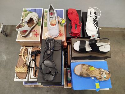 de nombreuses paires de chaussures qui traînent par terre