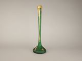 une image représentant un vase vert et doré à long pied