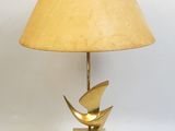 une image représentant une lampe sur laquelle est posé un oiseau