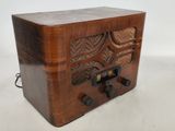 une radio en bois à l'ancienne posée sur un meuble blanc