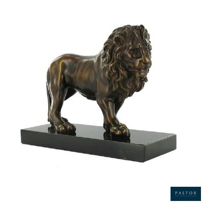 statue en bronze représentant un lion, posée sur un socle noir, sur fond blanc