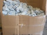 un carton rempli de vêtements posé sur une palette