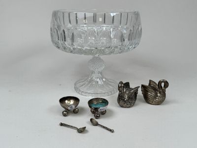 un saladier en verre avec des cuillères, des cuillères et un repose-cuillères posés sur une table