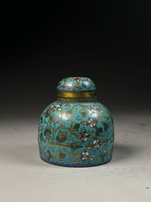 Flacon à pruser chinois en émail clos, orné d'un décor floral
