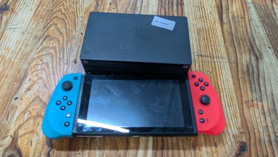 deux manettes de Nintendo Wii placées l'une à côté de l'autre sur une table
