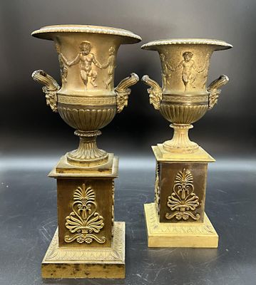 paire de vases anciens en bronze sur socles, ornés de figures