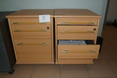 deux tiroirs en bois, chacun portant un numéro