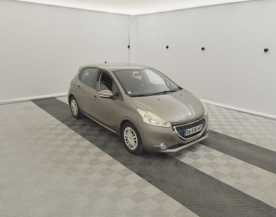 la photo d'une petite voiture garée dans un garage