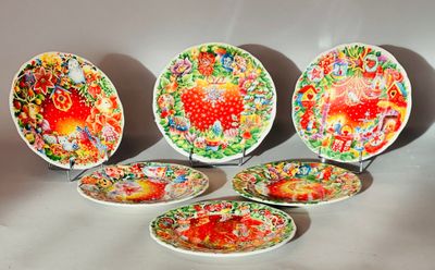 Plusieurs assiettes ornées de motifs sont posées sur une table.
