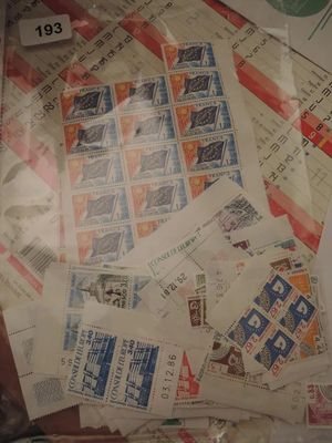un sac rempli de timbres posé sur une table