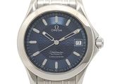 une image montrant un gros plan d'une montre-bracelet au cadran bleu