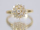 gros plan d'une bague en diamant sur une surface réfléchissante