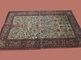 tapis oriental avec un motif floral sur fond rose
