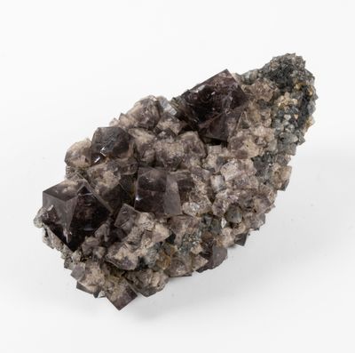 un cristal posé sur une surface blanche, avec un fond blanc