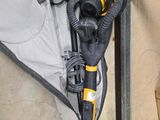 une ponceuse électrique jaune et noire et un sac noir et blanc
