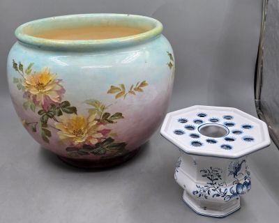 deux vases placés l'un à côté de l'autre