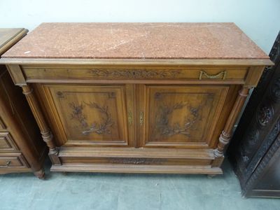 Un buffet à deux portes et un tiroir dessus marbre