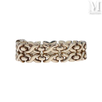 gros plan d'une bague sur fond blanc