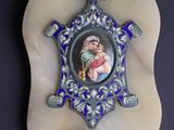 la photo d'une photo représentant un bébé, dans un cadre accroché au mur