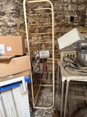 un chariot placé à côté d'une table sur laquelle se trouve un mixeur