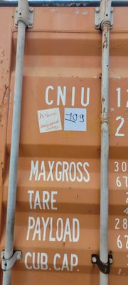 une affiche apposée sur le flanc d'un conteneur maritime