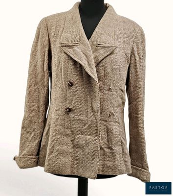 une photo d'une veste marron sur un mannequin