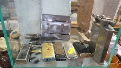 une vitrine en verre contenant divers objets