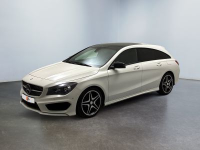 Une Mercedes CLA blanche est garée dans une grande pièce