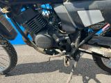 un gros plan d'une moto garée sur un parking