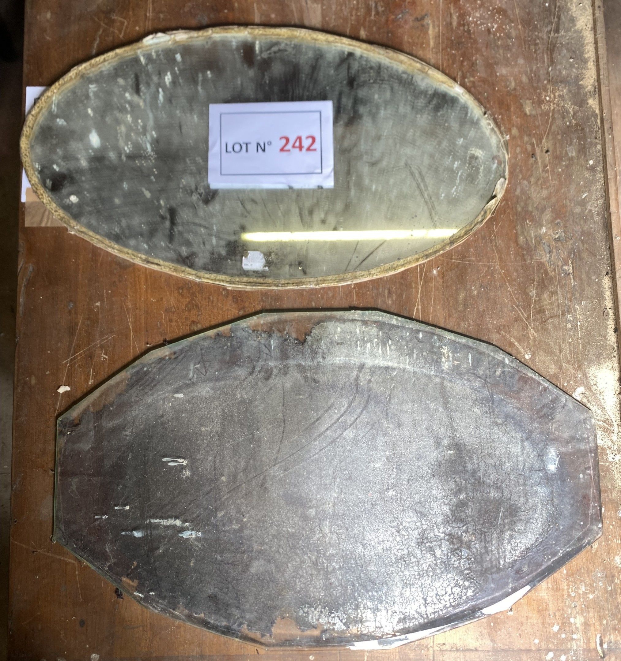 Lot de deux miroirs de formes ovales (63X38Ht+). En l’état grenier.