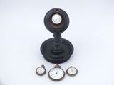 une horloge posée sur une table