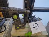 une perceuse filaire et un marteau perforateur filaire posés sur une boîte
