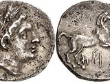 une pièce d'argent sur laquelle figurent un cheval et un homme