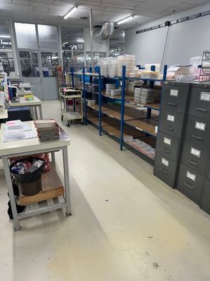 une pièce remplie de boîtes et d'étagères