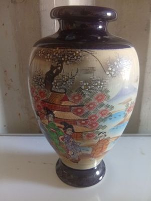 un vase posé sur une table dans une pièce