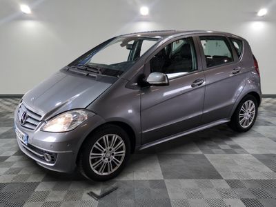 La Mercedes Classe B est garée sur un sol carrelé à damier