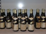 Des bouteilles de vin sont alignées sur une étagère dans une cuisine.