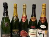 six bouteilles de champagne alignées sur une table