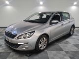 la voiture argentée est garée sur un sol en damier dans le garage