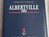 une image représentant un livre bleu orné d'un logo rouge et blanc