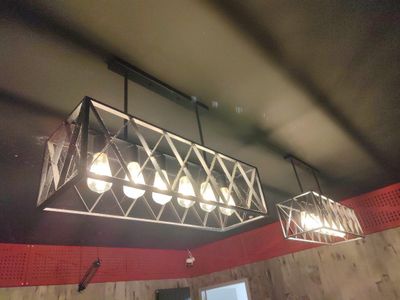 les trois lampes suspendues au plafond de la pièce