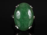 une bague en jade vert sur un fond noir