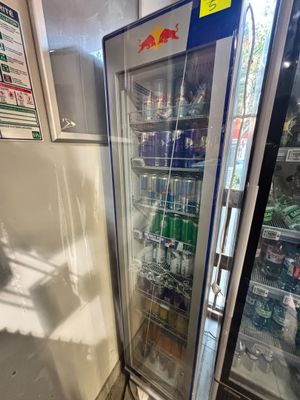 un réfrigérateur qui se trouve dans le coin d'une pièce