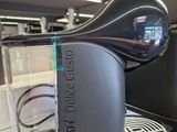 une machine à café posée sur une table